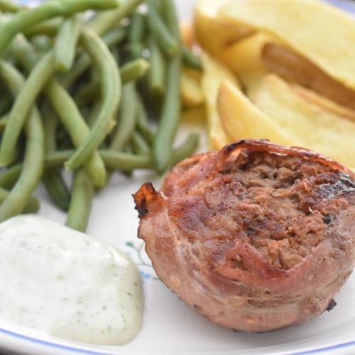 Hakkebøf på grill med bacon & pesto - saftige