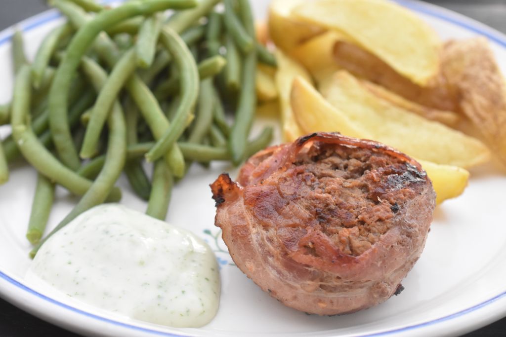 Hakkebøf på grill med bacon & pesto - saftige