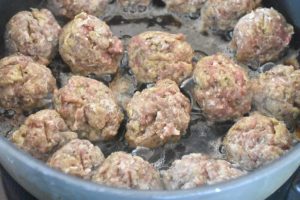 Italienske kødboller med tomatsovs og pasta