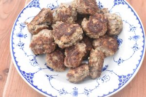 Italienske kødboller med tomatsovs og pasta