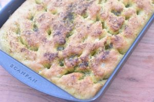 DSC_2196 • nogetiovnen.dk Foccacia med ramsløg - madbrød i bradepande