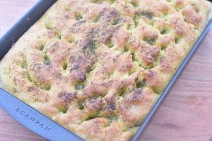 DSC_2197 • nogetiovnen.dk Foccacia med ramsløg - madbrød i bradepande