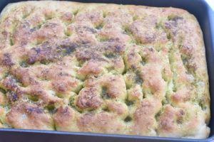 DSC_2201 • nogetiovnen.dk Foccacia med ramsløg - madbrød i bradepande