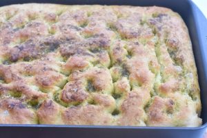 DSC_2202 • nogetiovnen.dk Foccacia med ramsløg - madbrød i bradepande