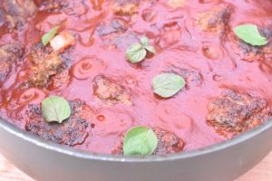 Italienske kødboller med tomatsovs og pasta