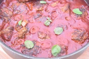 Italienske kødboller med tomatsovs og pasta