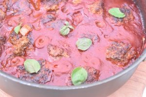 Italienske kødboller med tomatsovs og pasta