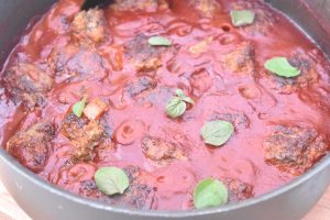 Italienske kødboller med tomatsovs og pasta