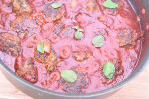 Italienske kødboller med tomatsovs og pasta