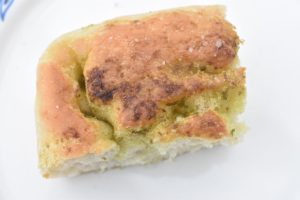 DSC_2231 • nogetiovnen.dk Foccacia med ramsløg - madbrød i bradepande
