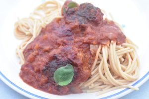 Italienske kødboller med tomatsovs og pasta