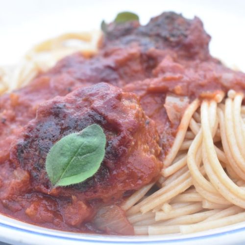 Italienske kødboller med tomatsovs og pasta