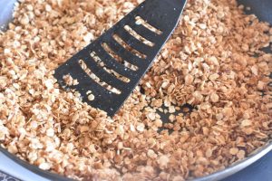 Ristede havregryn til koldskål og æblekage