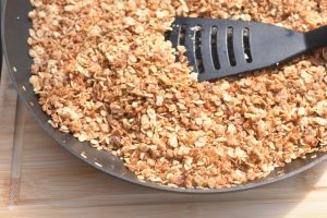 Ristede havregryn til koldskål og æblekage
