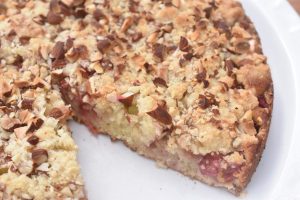 Rabarberkage med crumble - nem opskrift