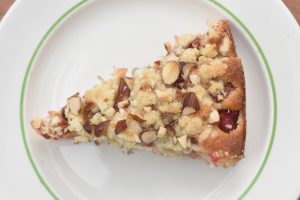 Rabarberkage med crumble - nem opskrift 