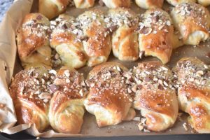 Kærnemælkshorn med rabarber - rabarberhorn