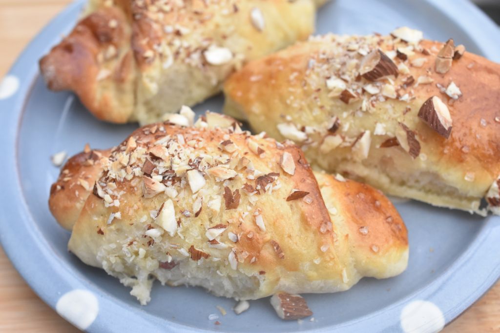 Kærnemælkshorn med rabarber - rabarberhorn