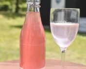 Syrensaft - frisk sommerdrik - saft af syrener