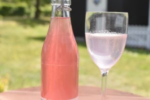 Syrensaft - frisk sommerdrik - saft af syrener
