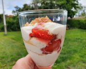 Ymerdessert med jordbær & makroner - nem