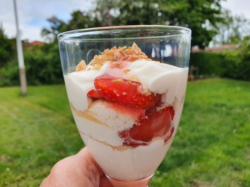 Ymerdessert med jordbær & makroner - nem