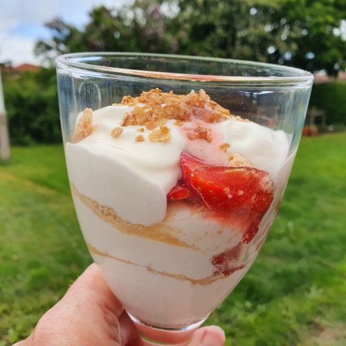 Ymerdessert med jordbær & makroner - nem