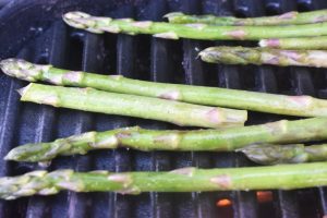 Grillede asparges med parmesan - så lækre