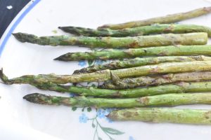 Grillede asparges med parmesan - så lækre
