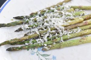 Grillede asparges med parmesan - så lækre