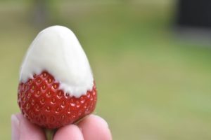 Jordbær med hvid chokolade - nem dessert