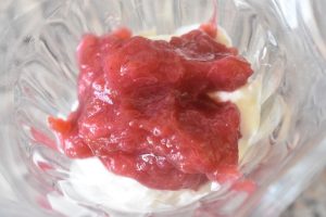 Gammeldags rabarberkage med flødeskum