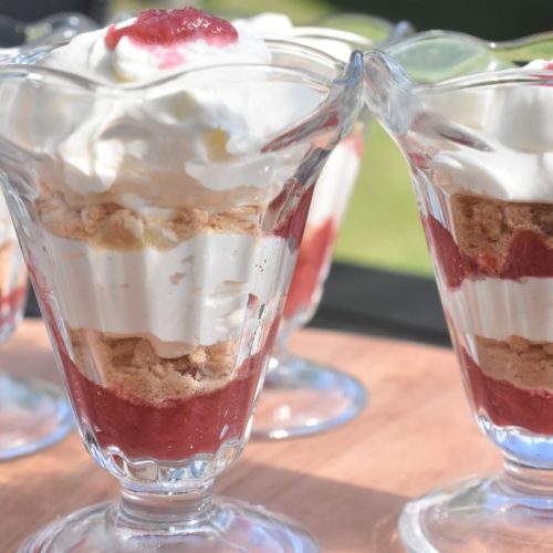 Gammeldags rabarberkage med flødeskum