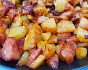 Brasede kartofler med løg og pølser - opskrift