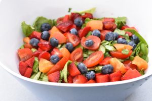 DSC_0367 • nogetiovnen.dk Sommersalat med frugt og bær - nem salat