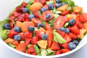 DSC_0368 • nogetiovnen.dk Sommersalat med frugt og bær - nem salat