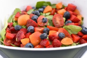 DSC_0369 • nogetiovnen.dk Sommersalat med frugt og bær - nem salat