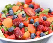 Sommersalat med frugt og bær - nem salat