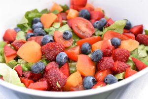 DSC_0370 • nogetiovnen.dk Sommersalat med frugt og bær - nem salat