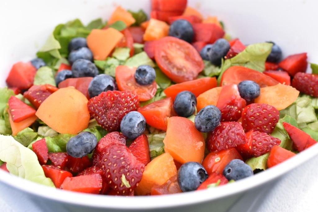 DSC_0370 • nogetiovnen.dk Sommersalat med frugt og bær - nem salat