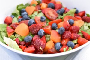 DSC_0371 • nogetiovnen.dk Sommersalat med frugt og bær - nem salat