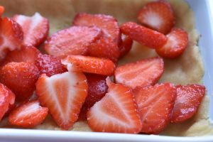 DSC_0431 • nogetiovnenstaging.com Frugttærte med jordbær - nem jordbærtærte