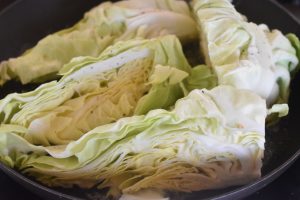 Stegt spidskål med smør - nemt lækkert tilbehør