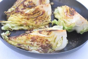 Stegt spidskål med smør - nemt lækkert tilbehør