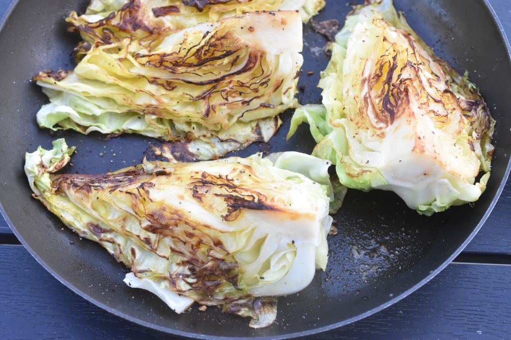 Stegt spidskål med smør - nemt lækkert tilbehør