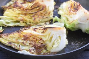 Stegt spidskål med smør - nemt lækkert tilbehør