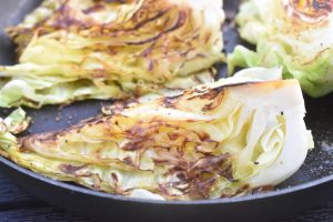 Stegt spidskål med smør - nemt lækkert tilbehør