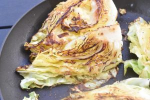 Stegt spidskål med smør - nemt lækkert tilbehør