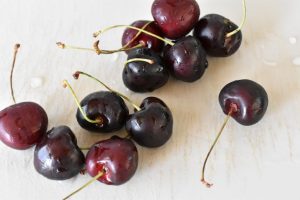 Kirsebær dessert i glas med flødeboller - nem