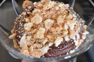 Kirsebær dessert i glas med flødeboller - nem